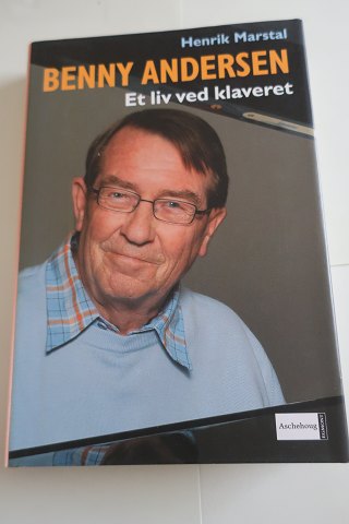 Benny Andersen
Et liv ved klaveret
Af Henrik Marstal
Forlag Aschehoug og Egmont
2004
Sideantal 273
Som ny
