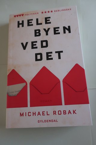 Hele byen ved det
Roman
Af Michael Robak
Om hævn, forfald, kærlighed og bedrag - Spændende beskrevet
Forlag Gyldendal
2014
Sideantal 283