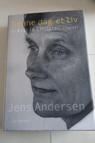 Denne dag, et liv
En Astrid Lindgren biografi
Af Jens Andersen
Svenske citater oversat til dansk af Kina Bodenhoff
Forlag Gyldendal
2014
Sideantal 434
Som ny