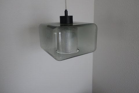 Pendel / lamp for the ceiling, square, grey glasOrrefors, SverigeDesign Carl FagerlundFrom the 1960-yearsL / W: 22,5cmH: 14cmWith the wireIn a good condition but with 3 small imperfections at the inner side of the grey glas