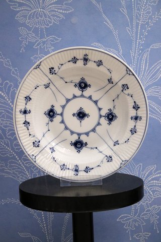 Royal Copenhagen , Musselmalet Riflet lille dyb tallerken. Dia.: 19,5cm...