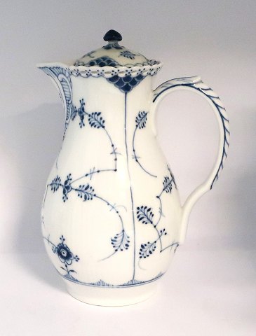 Royal Copenhagen. Musselmalet, Helblonde. Chokoladekande. Model 1026. Højde 23 
cm. (1 sortering). Låg er nyere.