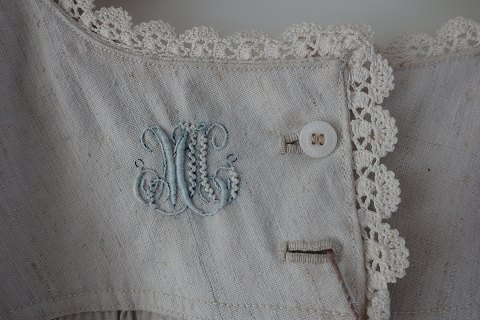 Shift / dress made of flaxAn antique shift with hand made buttonholes, embroidered hand-made initials and other items to make the dress beautiful.The antique, Danish linen and fustian is our speciality