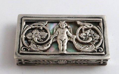 Lille sølvæske (830). Med perlemor i bunden af låg. Længde 5,3 cm. Bredde 3 cm.