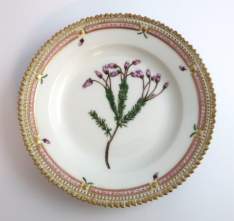 Royal Copenhagen, Flora Danica. Kage tallerken. Design #3551. Diameter 17 cm. (1 
sortering). Phyllodoce coerulea