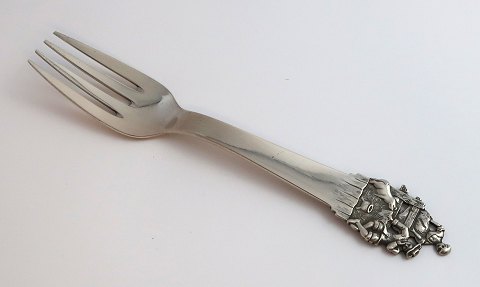H. C. Andersen eventyrgaffel. Sølvbestik. Svinedrengen. Sølv (830). Længde 15 
cm.