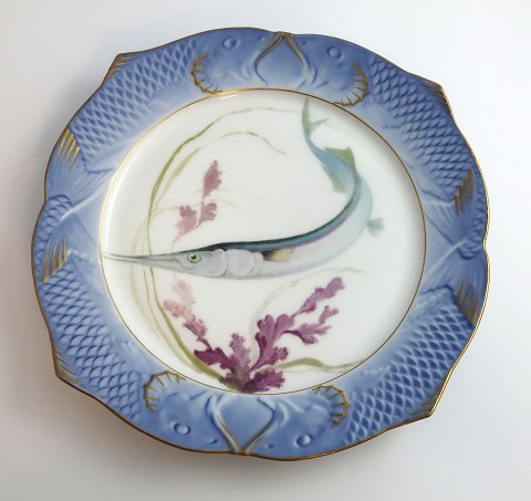 Royal Copenhagen. Fiskestel No.19. Model 3002. Diameter 22,5 cm. Belone acus. 
Produceret før 1923. (1 sortering)