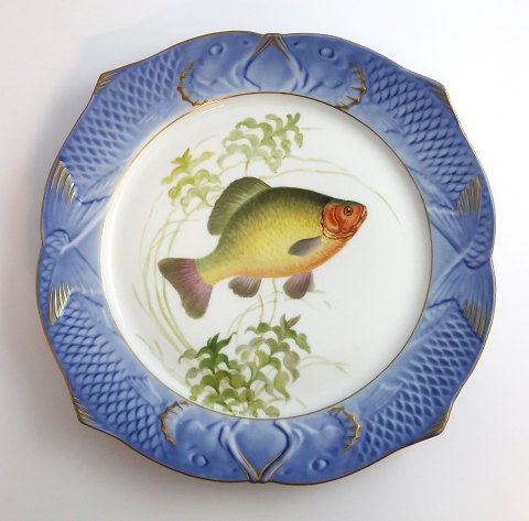 Royal Copenhagen. Fiskestel No.19. Model 3002. Diameter 22,5 cm. Cyprinus 
carassius. Produceret før 1923. (1 sortering)