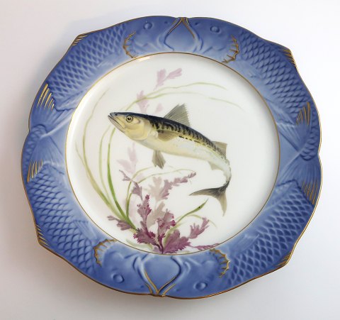 Royal Copenhagen. Fiskestel No.19. Model 3002. Diameter 22,5 cm. Scomper 
scomber. Produceret før 1923. (1 sortering)