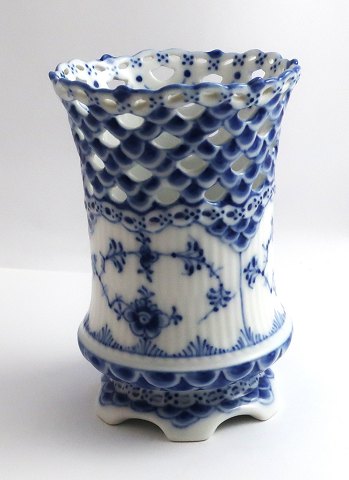 Royal Copenhagen. Musselmalet, helblonde. Vase. Model 1016. Højde 11 cm. (1 
sortering)