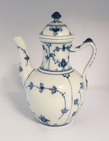 Royal Copenhagen. Musselmalet, riflet. Lille kaffekande. Model 46. Højde 21 cm. 
(1 sortering)