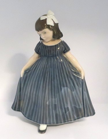 Royal Copenhagen. Porcelænsfigur. Dansende pige. Model 2444. Højde 21 cm. (4 
sortering)