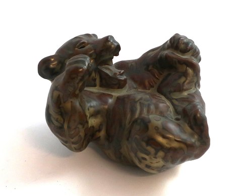 Royal Copenhagen. Stentøjs figur. Liggende bjørn. Knud Kyhn. Model 20271. Længde 
17 cm. (1 sortering)