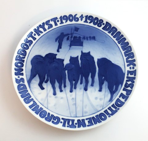Royal Copenhagen. Mindeplatte #95. Danmarks Ekspeditionen til Grønlands Nordost 
kyst 1906-1908. 1909. Diameter 23 cm.