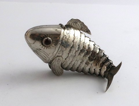 Fritz Sophus Albertus. Nyere sølv hovedvandsæg i form af fisk. Længde 9 cm