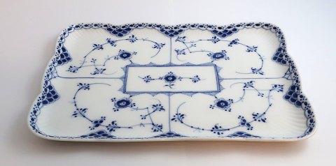 Royal Copenhagen. Musselmalet Halvblonde. Bakke. Model 677. Længde 28,5 cm. 
Bredde 21 cm. (2 sortering). Produceret før 1923.