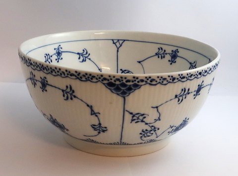 Royal Copenhagen. Musselmalet, halvblonde. Stor rund skål. Model 631.  Diameter 
23 cm. Højde 10,5 cm. (4 sortering).