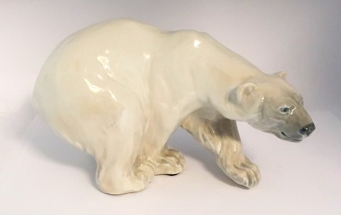 Royal Copenhagen. Porcelænsfigur. Stående Isbjørn. Model 1137. Længde 27 cm. (1 
sortering)