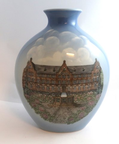 Bing & Grøndahl. Vase. Model 1386/5506. Højde 25 cm. (1 sortering). Inskription 
på bagsiden