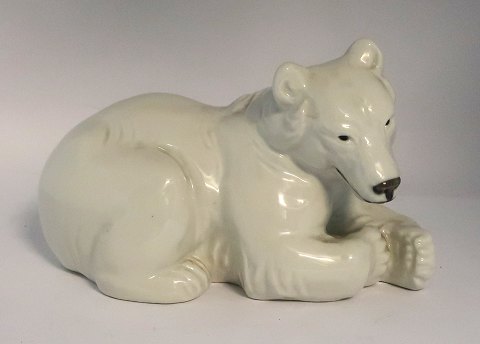 Royal Copenhagen. Porcelænsfigur. Liggende Isbjørn. Model 238 (21520). Længde 22 
cm. (2 sortering)