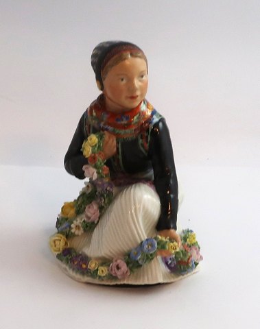 Royal Copenhagen. Overglasur figur af Amager pige. Model 12412. Højde 14 cm. (1 
sortering)