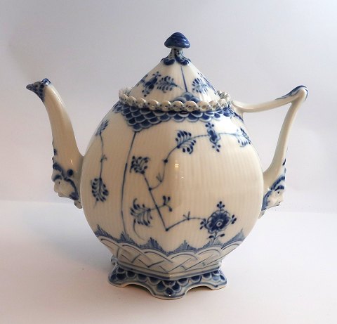 Royal Copenhagen. Musselmalet, Helblonde. Tekande. Model 1119. Højde 20 cm. 100 
cl. (1 sortering).