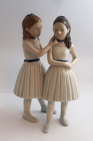 Royal Copenhagen. Porcelænsfigur. Balletpiger. Model 135. Højde 21 cm. (1 
sortering)