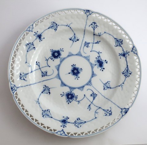 Bing & Grondahl. Blau. Essteller mit durchbrochener Kante. Modell 325.6. 
Durchmesser 24,5 cm. (1 Wahl).
