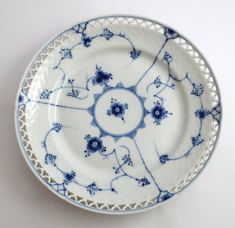 Bing & Grondahl. Blau. Früstücksteller mit durchbrochener Kante. Modell 326.6. 
Durchmesser 21,5 cm. (1 Wahl).