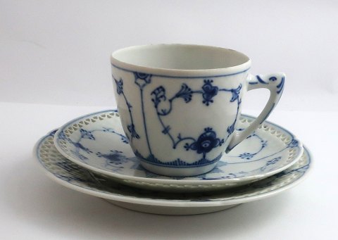 Bing & Grondahl. Blau. Kaffeetasse/Untertasse und Kuchenteller mit 
durchbrochener Kante. Modell 305.6 + 306.6. Durchmesser des Kuchentellers 15,5 
cm. (1 Wahl).
