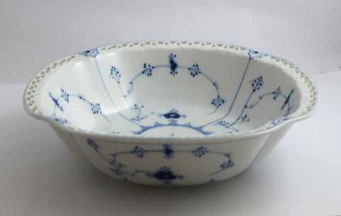 Bing & Grondahl. Blau. Quadratische Schale mit durchbrochener Kante. Modell 
313.6. Höhe 7 cm. Breite 24 cm. (1 Wahl).