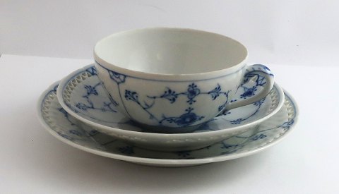 Bing & Grondahl. Blau. Teetasse/Untertasse und Kuchenteller mit durchbrochener 
Kante. Modell 473.6 + 616.6. Durchmesser des Kuchentellers 17,5 cm. (1 Wahl).