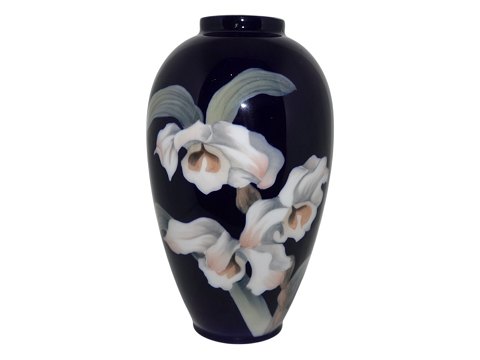 Royal Copenhagen
Mørkeblå vase med snerle 17,7 cm.