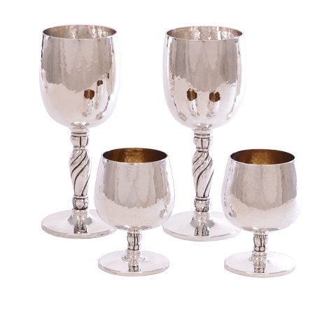 Set of four sterlingsilver cups made by Holmsted, 
Denmark. H: 18 & 9cm. W: 1.068gr