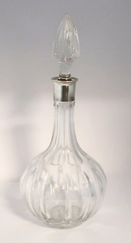 Carafe with silver mounting (830). Height 34 cm. Produced 1941.