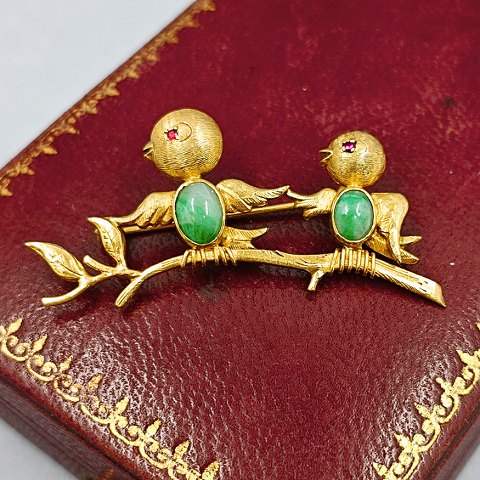 Broche med fugle i 14 kt. guld med jade og rubin