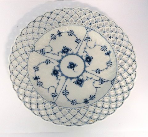 Royal Copenhagen. Musselmalet, Helblonde. Flad tallerken med gennemskåret bort. 
Model 1098. Diameter 25,5 cm. (4 sortering).