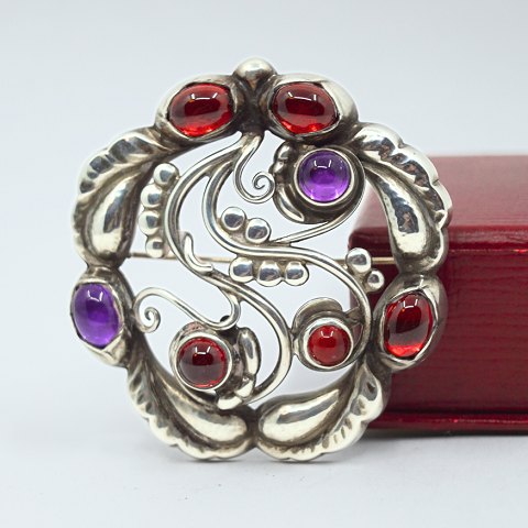 Georg Jensen; Sølvbroche prydet med ametyst og granat, nr. 159