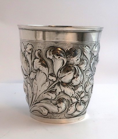 Jørgen Friis, Randers (1739-1790). Stort sølv bæger. Højde 11 cm. Diameter 10 
cm.