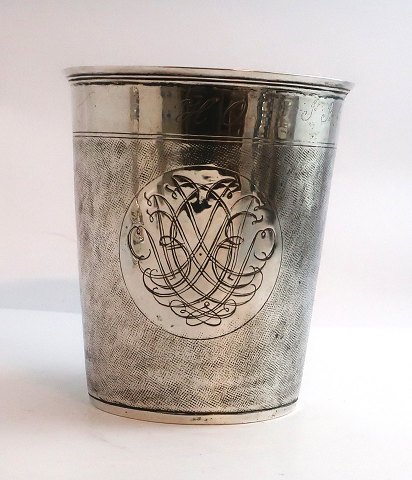 Mogens Thommesen Løwenhertz (1669-1734). Stort sølv bæger. Mønt (Frederik lll 
krone fra 1651) isat i bunden. Højde 11,5 cm. Diameter 10 cm.
