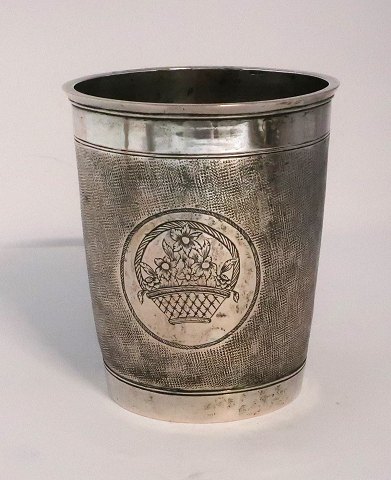 Jørgen Pauli Harder, Odense. Stort sølv bæger nålepunslet. Højde 11 cm. Diameter 
9 cm