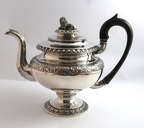 Levin Dyrkopf, København (1790-1843). Sølvtekande (830). Prydet med liggende 
løve på toppen. Højde 21 cm. Produceret 1835.
