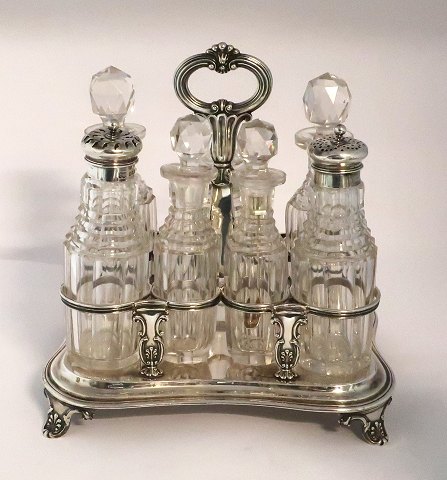 Engelsk sterling Platmenage med 7 krystalkarafler (925). Længde 19 cm. Højde 20 
cm. Produceret London 1831.