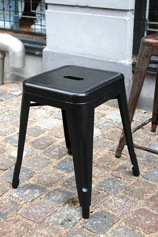 Original gammel fransk Tolix taburet i sortmalet metal med fin patina...