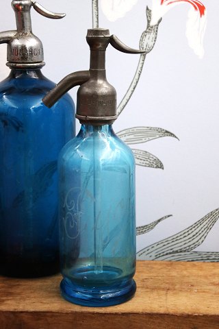 Dekorativ , sjælden fransk mini glas sifon 
fra begyndelsen af 1900 tallet i turkisblå farve...