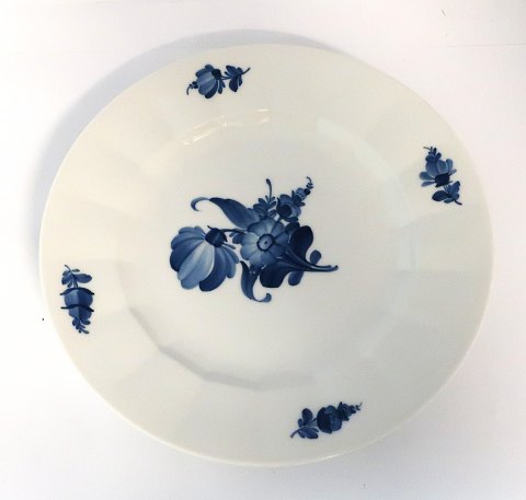 Royal Copenhagen. Blå blomst, kantet. Middagstallerken. Model 8549. Diameter 
25,5 cm. (2 sortering)