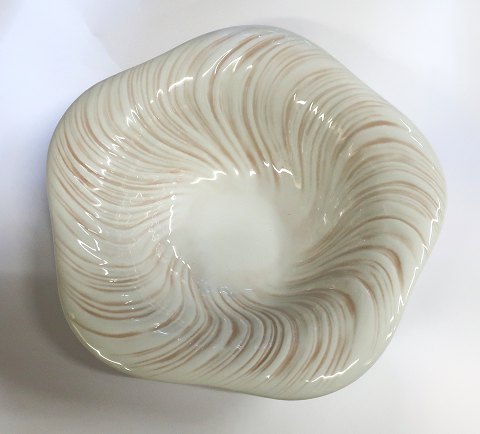 Royal Copenhagen. Rosa Konkylie. Design ; Arje Griegst. Dyb desserttallerken. 
Diameter 20,5 cm. Model 14173.  (1 sortering).