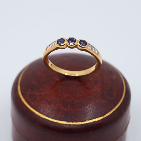 Ring in 18k gold, set with sapphires and diamonds