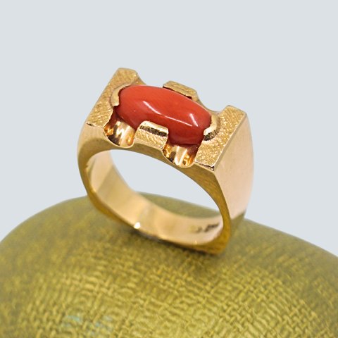 Ring in 14k gold, set with a coral