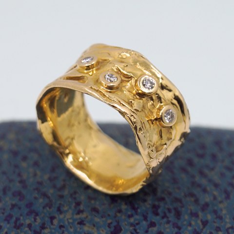 Henning Skovgaard; Ring in 14k gold, set with diamonds